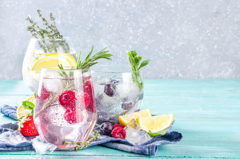 Blueberries Vodka Tonic