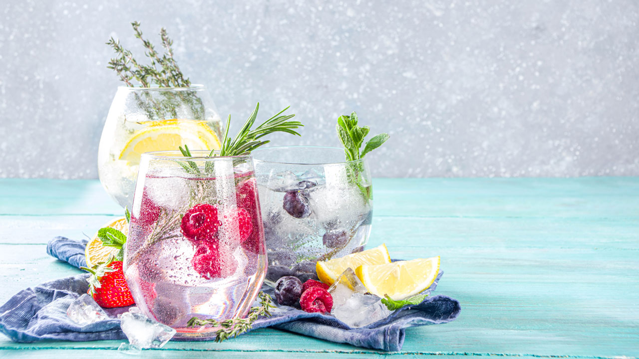 Blueberries Vodka Tonic